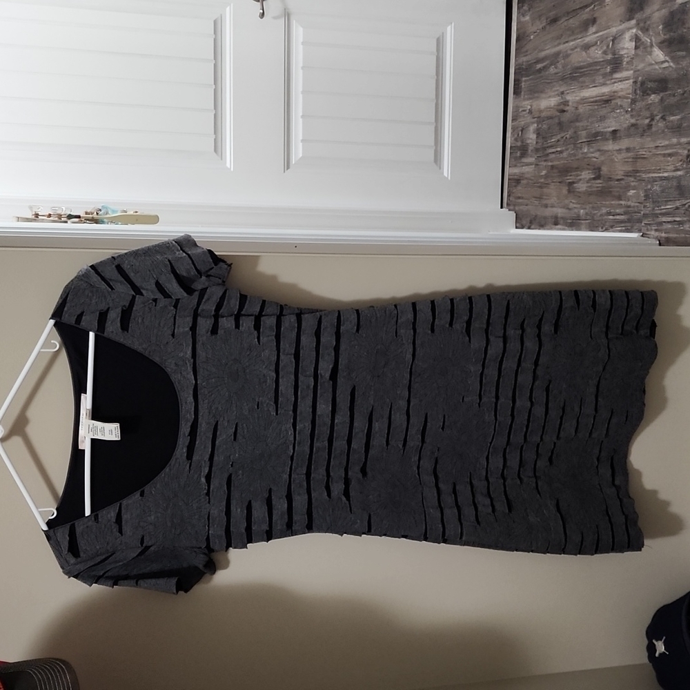 Studio M gray casual/dress with a ripped pattern and flower print